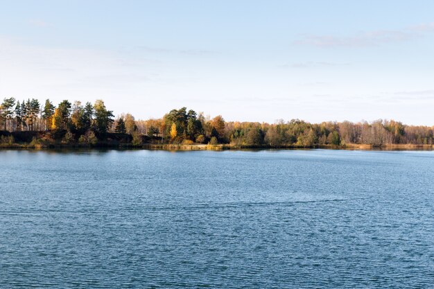 Automne doré sur le lac