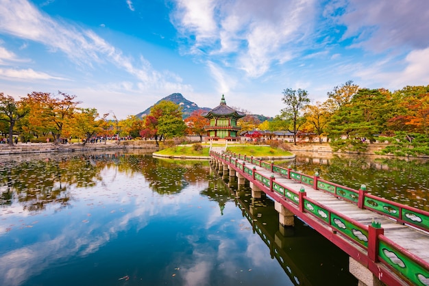 Photo automne du palais gyeongbokgung à séoul, en corée.