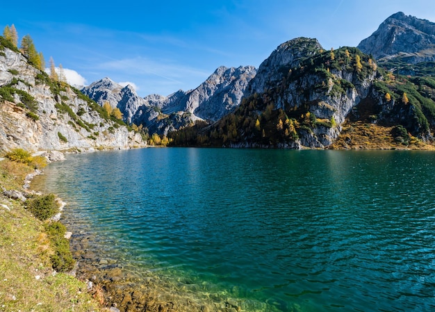 Photo automne ensoleillé lac alpin tappenkarsee et montagnes rocheuses au-dessus de kleinarl land salzbourg autriche