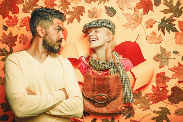 L'automne est une belle et colorée période de l'année Heureux couple d'automne souriant Vêtements d'automne Black Friday shopping Famille heureuse en automne