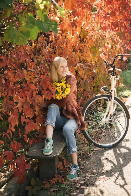 Automne femme fille dans le jardin d'automne oeuvre d'art de la photo de mode atmosphérique en plein air femme romantique...