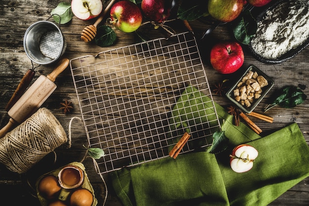 Automne fond de cuisine, concept de cuisson tarte aux pommes, pommes rouges fraîches, épices douces, sucre, farine