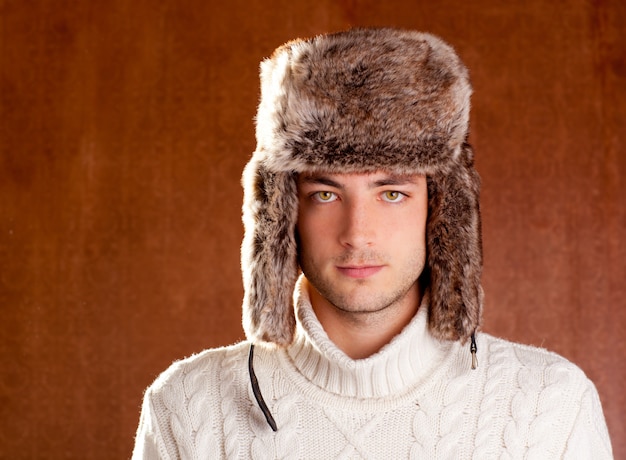 automne hiver homme avec chapeau de fourrure brun