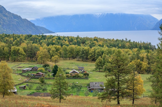 L'automne sur le lac Teletskoye, montagnes de l'Altaï, le lac Teletskoye, le sud de la Sibérie, Russie