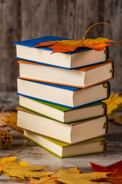 Photo l'automne. livres colorés. feuilles rouges jaunes