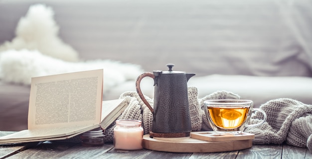 Automne nature morte confortable avec une tasse de thé