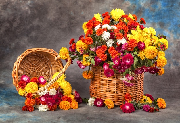 Automne nature morte. Fleurs, fruits et légumes.