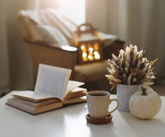 Automne nature morte avec un livre de fleurs de tasse de café et citrouille Hygge lifestyle humeur d'automne confortable