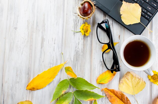 Automne nature morte avec une tasse de thé et des feuilles.