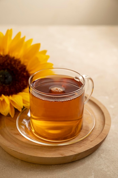 Automne nature morte tasse de thé en verre et tournesol Fond neutre chaud Moody abstract background Copy space