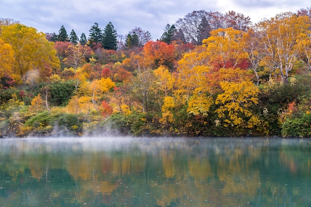 Photo automne onsen lac aomori japon