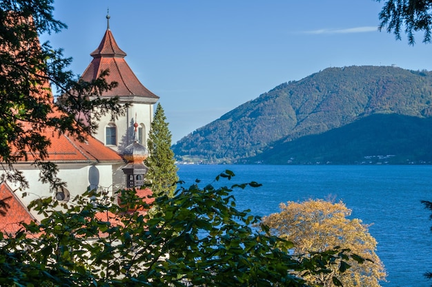 Automne paisible lac alpin de Traunsee et vue sur l'église du monastère de Traunkirchen Haute-Autriche