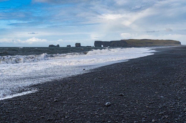 Automne pittoresque Cap Dyrholaey et formations rocheuses vue depuis l'océan Reynisfjara plage de sable volcanique noir Vik Sud de l'Islande