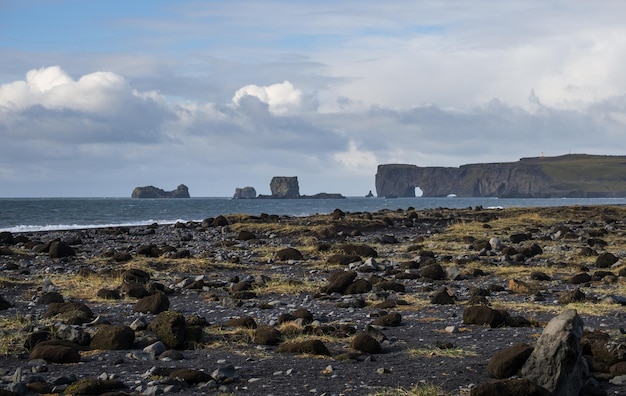 Automne pittoresque Cap Dyrholaey et formations rocheuses vue depuis l'océan Reynisfjara plage de sable volcanique noir Vik Sud de l'Islande