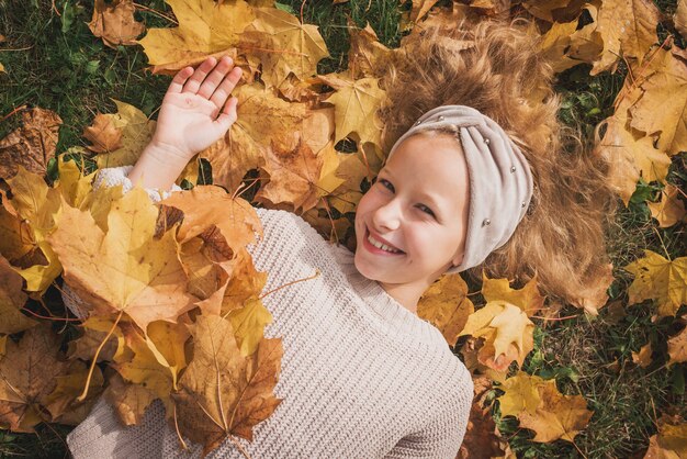 Automne portrait en plein air de fille enfant marchant dans le parc ou la forêt en pull tricoté chaud.