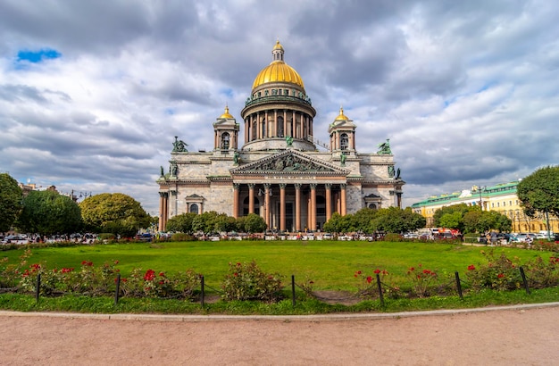 Photo automne saint-pétersbourg sites touristiques de la russie cathédrale saint-isaac en automne guide de saint-pétersbourg voyager en russie