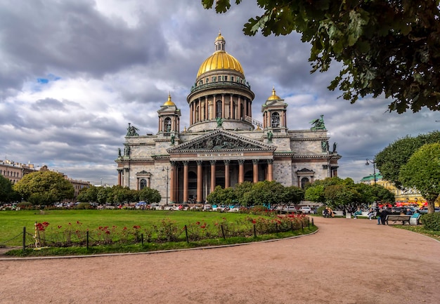 Photo automne saint-pétersbourg sites touristiques de la russie cathédrale saint-isaac en automne guide de saint-pétersbourg voyager en russie