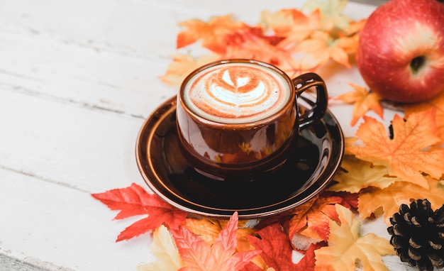 Automne et saison d'automne. Café chaud avec fausse feuille d'érable sur table en bois. Récoltez la corne d'abondance et le concept du jour de Thanksgiving.