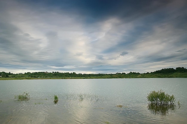 automne sombre sur le lac tristesse / stress automnal, paysage saisonnier nature sur le lac