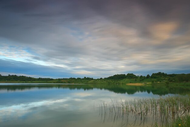 automne sombre sur le lac tristesse / stress d'automne, paysage saisonnier nature sur le lac