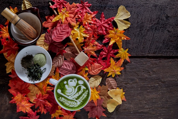 Automne, Tasse De Thé Vert Matcha En Bois