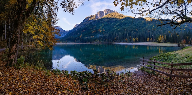 Automne tôt le matin lac alpin Jaegersee et montagnes au-dessus de Kleinarl Land Salzbourg Autriche