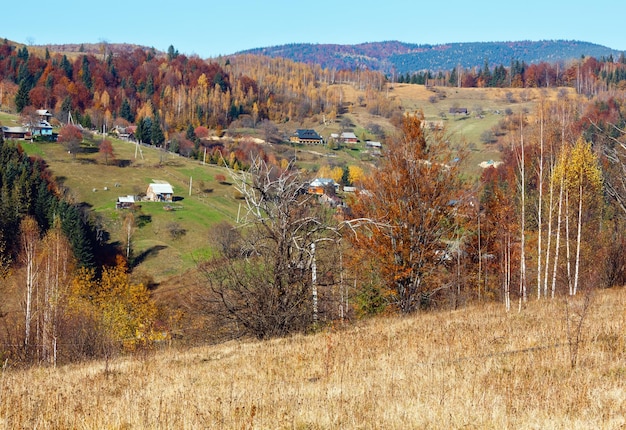 Automne village des Carpates Ukraine