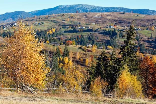 Automne village des Carpates Ukraine