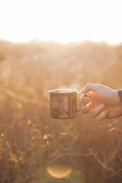 AutomneConcept d'automneCafé chaud à la mainUne tasse de chocolat chaud dans les mains à l'automneCafé chaud