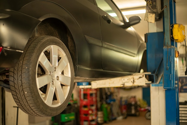 Automobile sur pont roulant dans l'atelier pour l'entretien