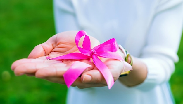 Photo autonomisation au point gros plan de paumes avec ruban rose photo gratuite symbole de soutien sensibilisation au cancer du sein force et espoir message visuel