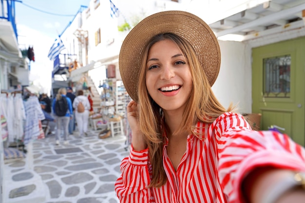 Autoportrait de jeune femme au sourire blanc se promenant à Mykonos Grèce