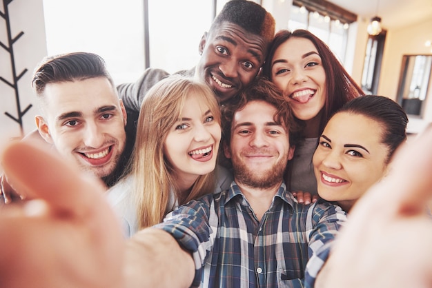 Photo autoportrait de l'unité de la race métisse des amis africains, américains, caucasiens