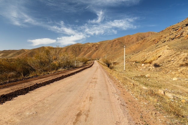 Une autoroute 367 passant dans la région de Chui au Kirghizistan, près du village de Kojomkul