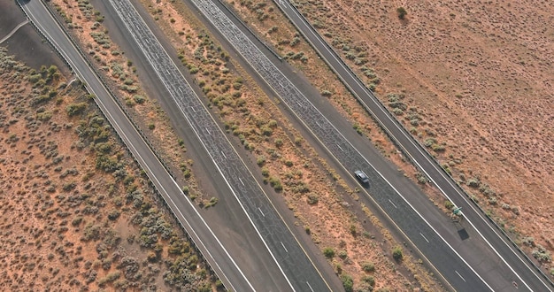 Une autoroute au Nouveau-Mexique le long du paysage désertique de la route de campagne américaine