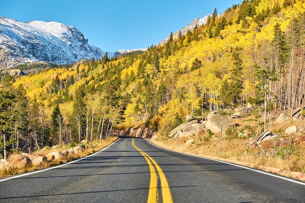 Autoroute à l'automne dans le Colorado USA