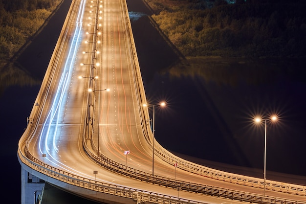 Autoroute Aux Lumières De La Nuit. Chemin Lumineux De Voiture Rapide, Sentiers Et Stries Sur La Route Du Pont D'échange. Rayures De Peinture De Lumière De Nuit