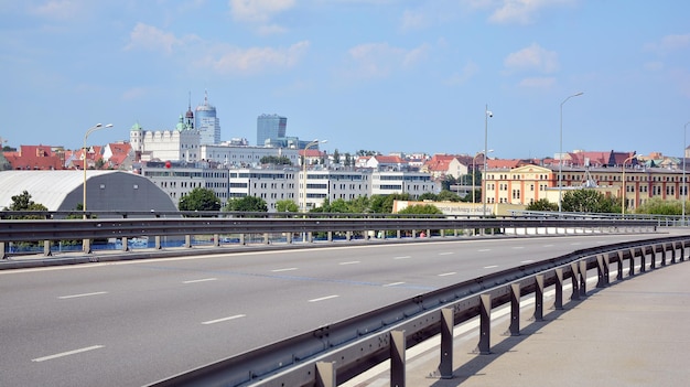 Photo une autoroute avec un bâtiment en arrière-plan