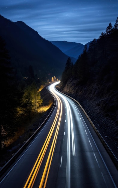 L'autoroute calme sous une nuit étoilée