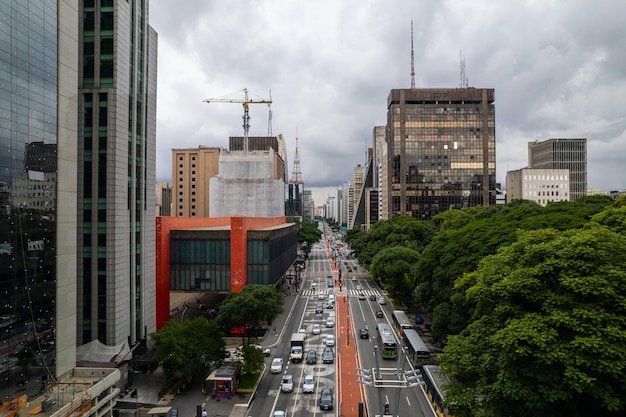 Autoroute centrale de la grande ville du brésil avenida paulista sao paulo photo de haute qualité