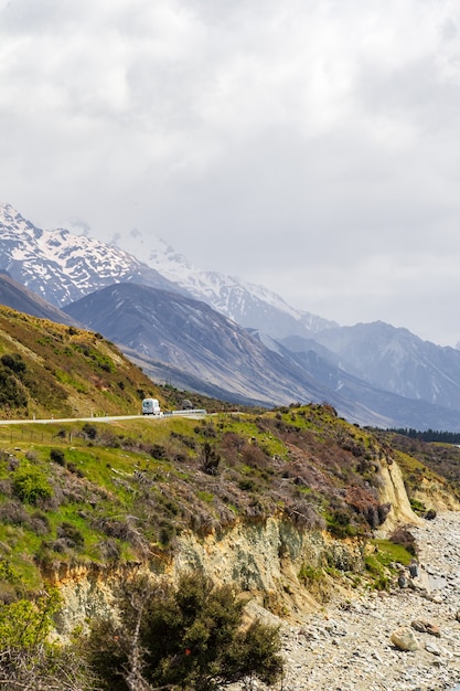 Autoroute dans les Alpes du Sud le long du rivage