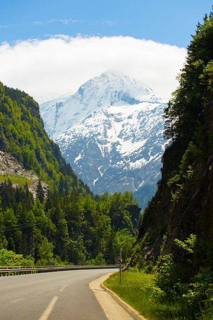 Autoroute dans les montagnes de France