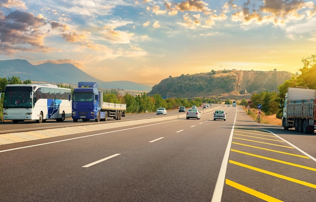 Autoroute dans les montagnes