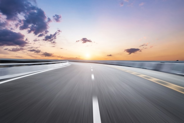 Autoroute flou de mouvement dans les nuages au crépuscule