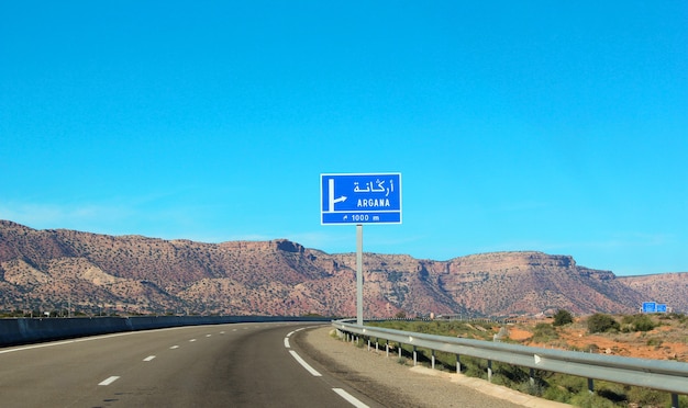 Autoroute à grande vitesse contre le ciel bleu.