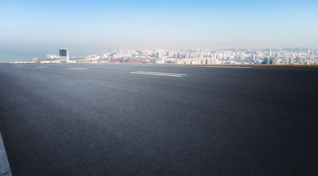 Autoroute et horizon urbain