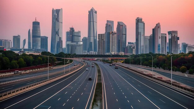 L'autoroute et l'horizon de la ville moderne sont à Chongqing, en Chine.