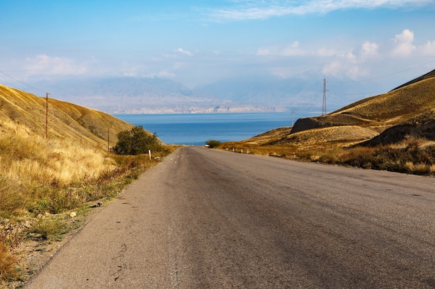 Autoroute jusqu'au réservoir de Toktogul