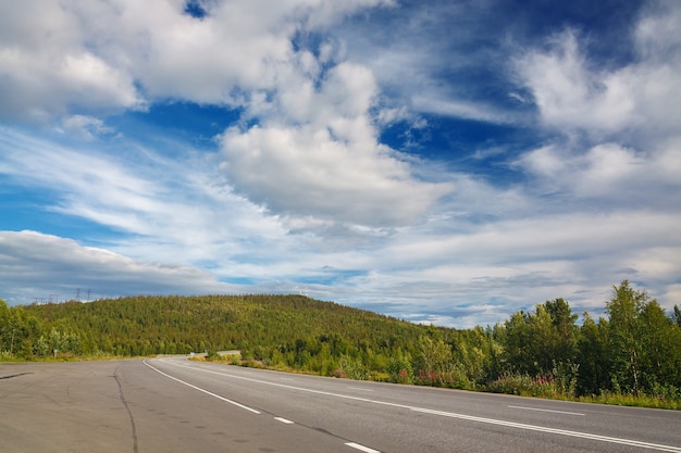 Autoroute avec des marques sur le fond de ciel