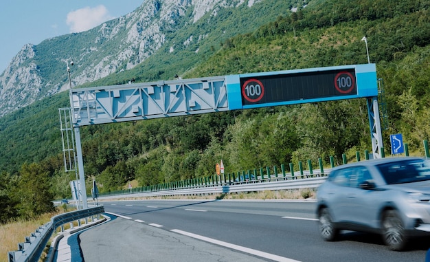 Autoroute moderne avec panneaux de signalisation numériques Limitations de vitesse Respect d'un mode de vitesse